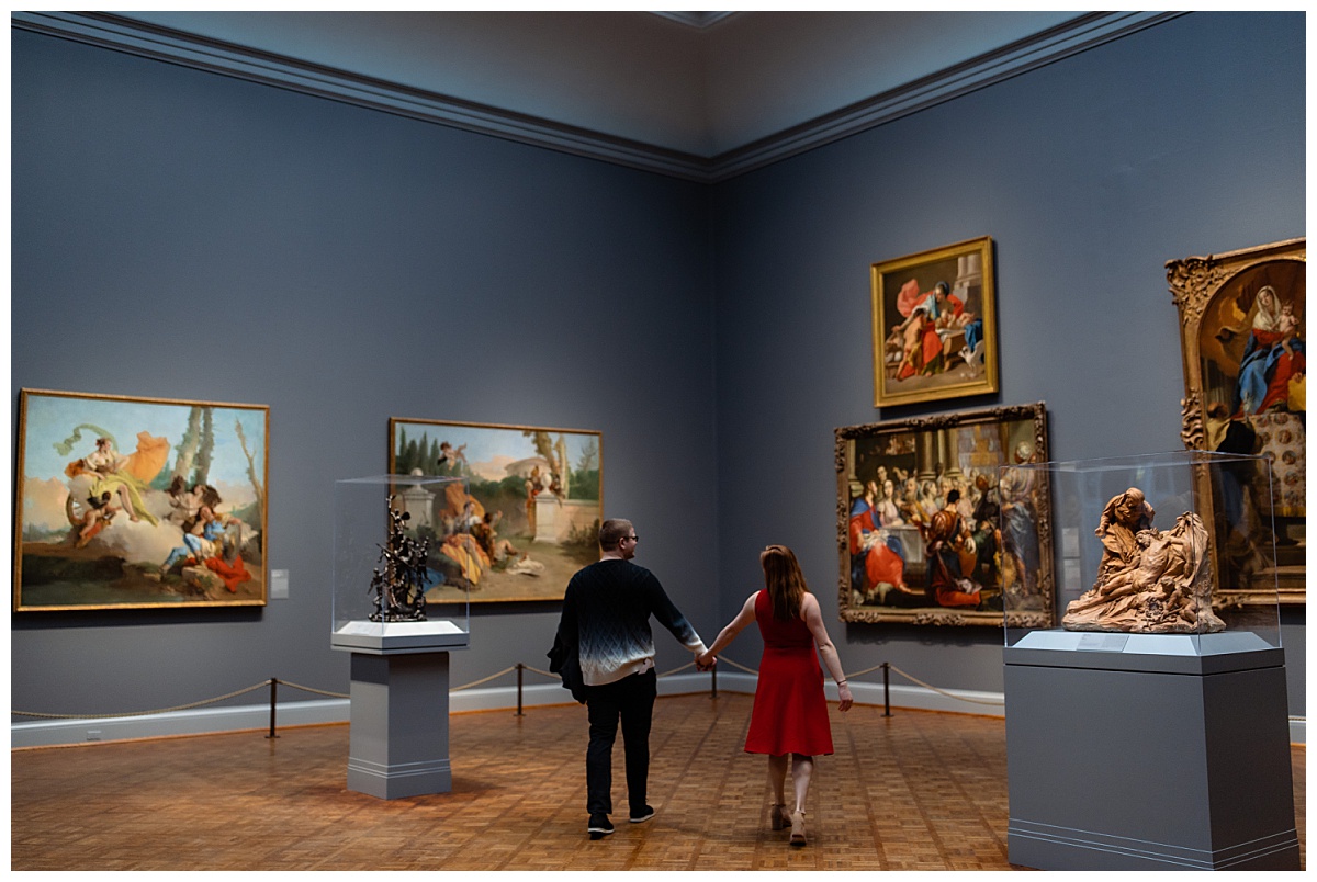 couple holds hands in exhibit at Art Institute of Chicago